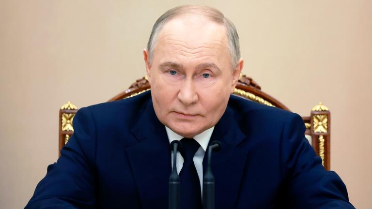  Dieses von der staatlichen russischen Nachrichtenagentur Sputnik via AP veröffentlichte Foto zeigt Wladimir Putin, Präsident von Russland, während eines Treffens mit Kommandanten von Militärbezirken im Kreml spricht. 