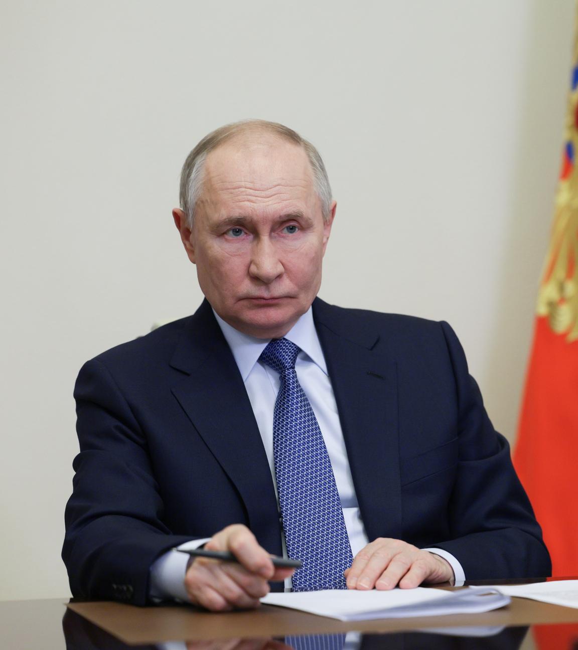 Wladimir Putin an einem Schreibtisch