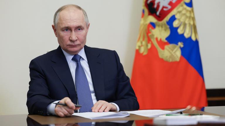 Wladimir Putin an einem Schreibtisch