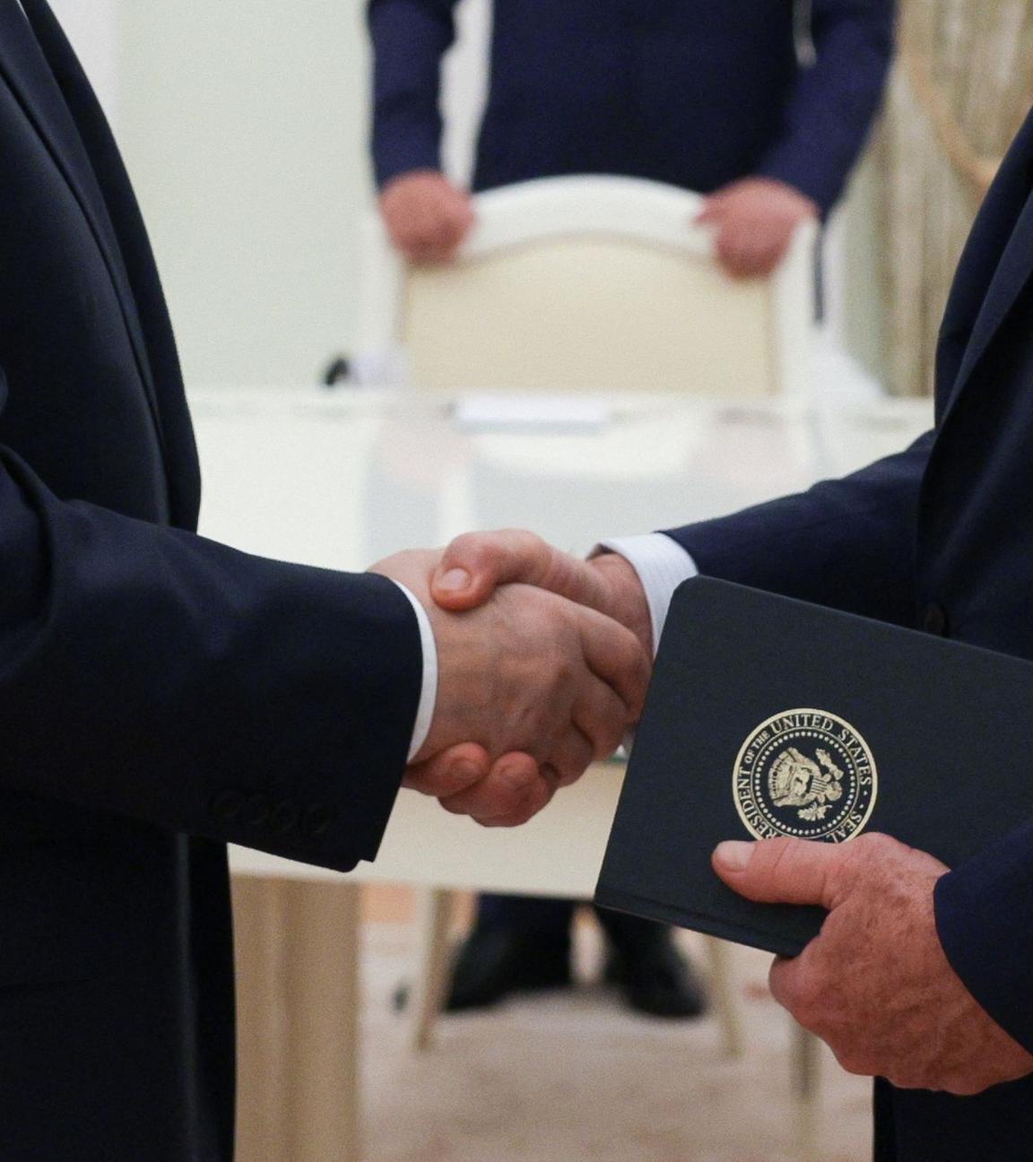 Wladimir Putin schüttelt Steve Witkoff die Hand.