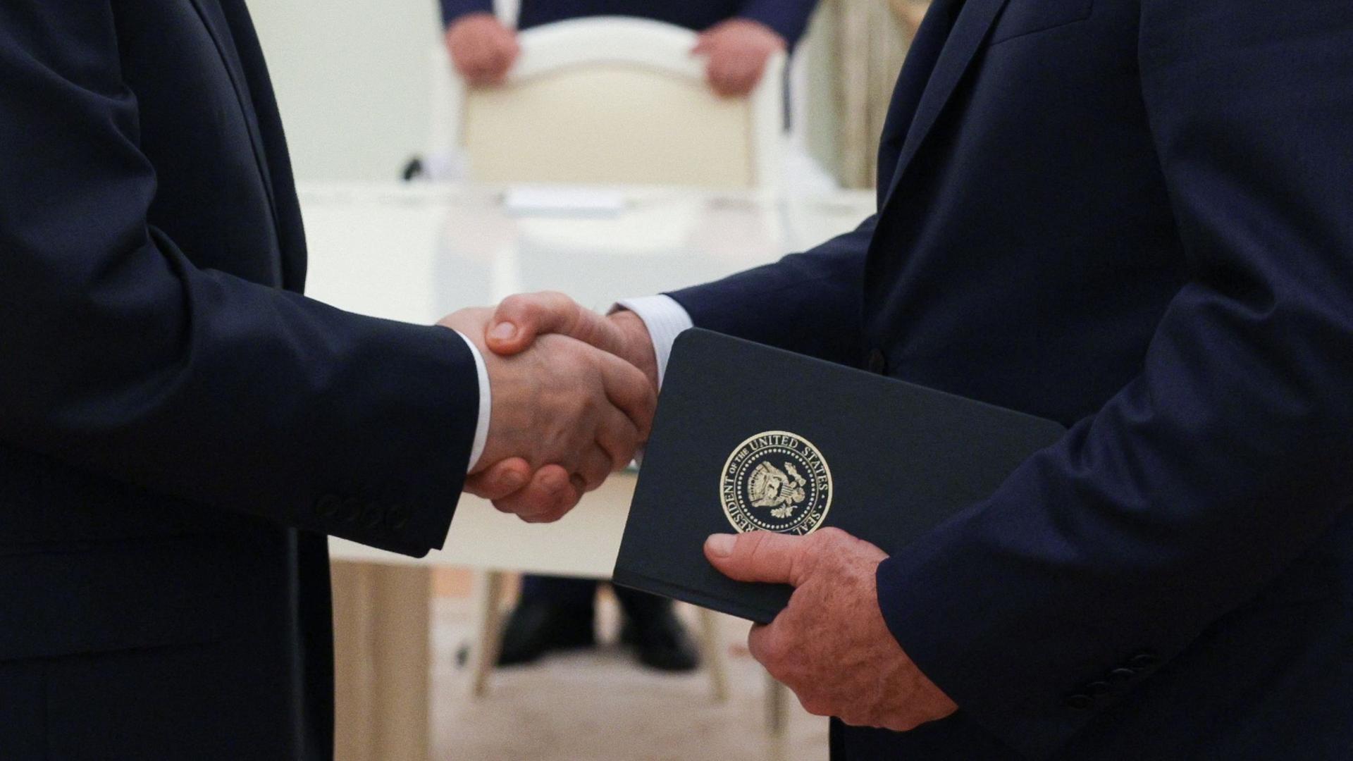 Wladimir Putin schüttelt Steve Witkoff die Hand.