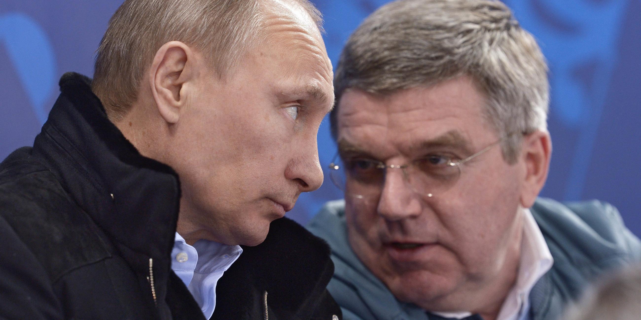 Russlands Präsident Wladimir Putin spricht mit IOC-Präsident Thomas Bach.