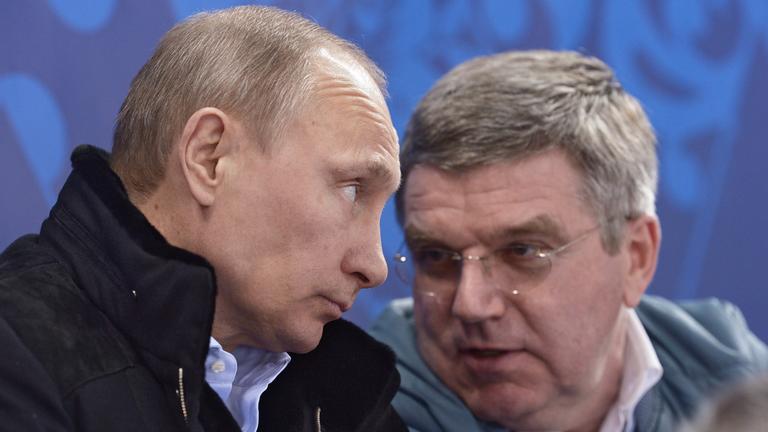 Russlands Präsident Wladimir Putin spricht mit IOC-Präsident Thomas Bach.