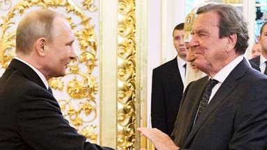 Das von der staatlichen russischen Nachrichtenagentur Sputnik veröffentlichte Bild zeigt Gerhard Schröder (r), ehemaliger deutscher Bundeskanzler, und Wladimir Putin (l), Präsident von Russland, bei dessen vierter Amtseinführung im Moskauer Kreml am 07.05.2018.