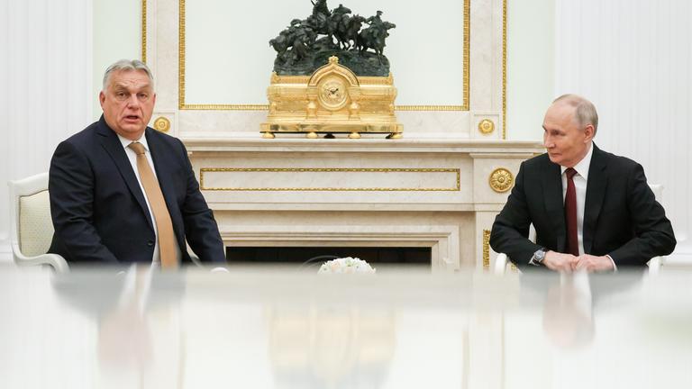 Der russische Präsident Wladimir Putin (rechts) und der ungarische Ministerpräsident Viktor Orbán treffen sich zu Gesprächen im Moskauer Kreml am 28.11.2025. 
