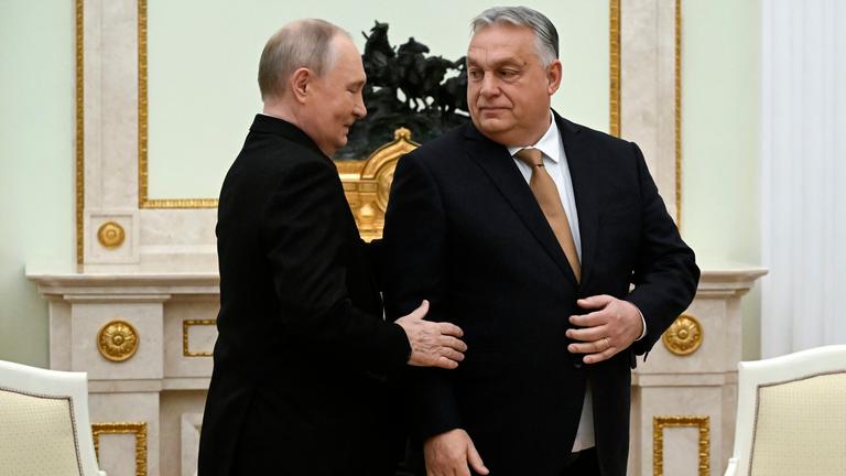 Der russische Präsident Wladimir Putin (links) und der ungarische Ministerpräsident Viktor Orbán bei Gesprächen im Moskauer Kreml am 28.11.2025.