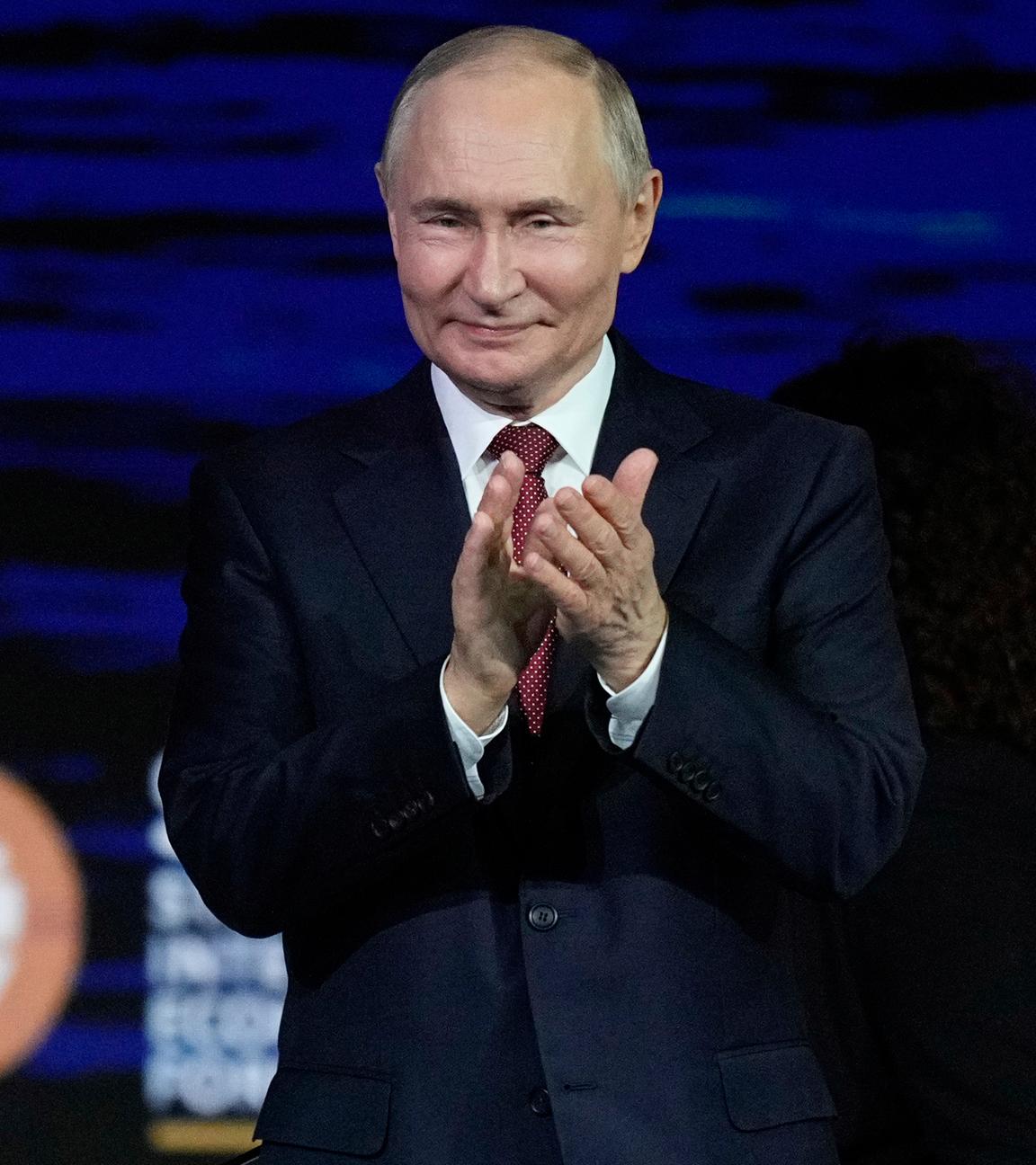 Der russische Präsident Wladimir Putin nimmt an einer Plenarsitzung des Internationalen Wirtschaftsforums teil.