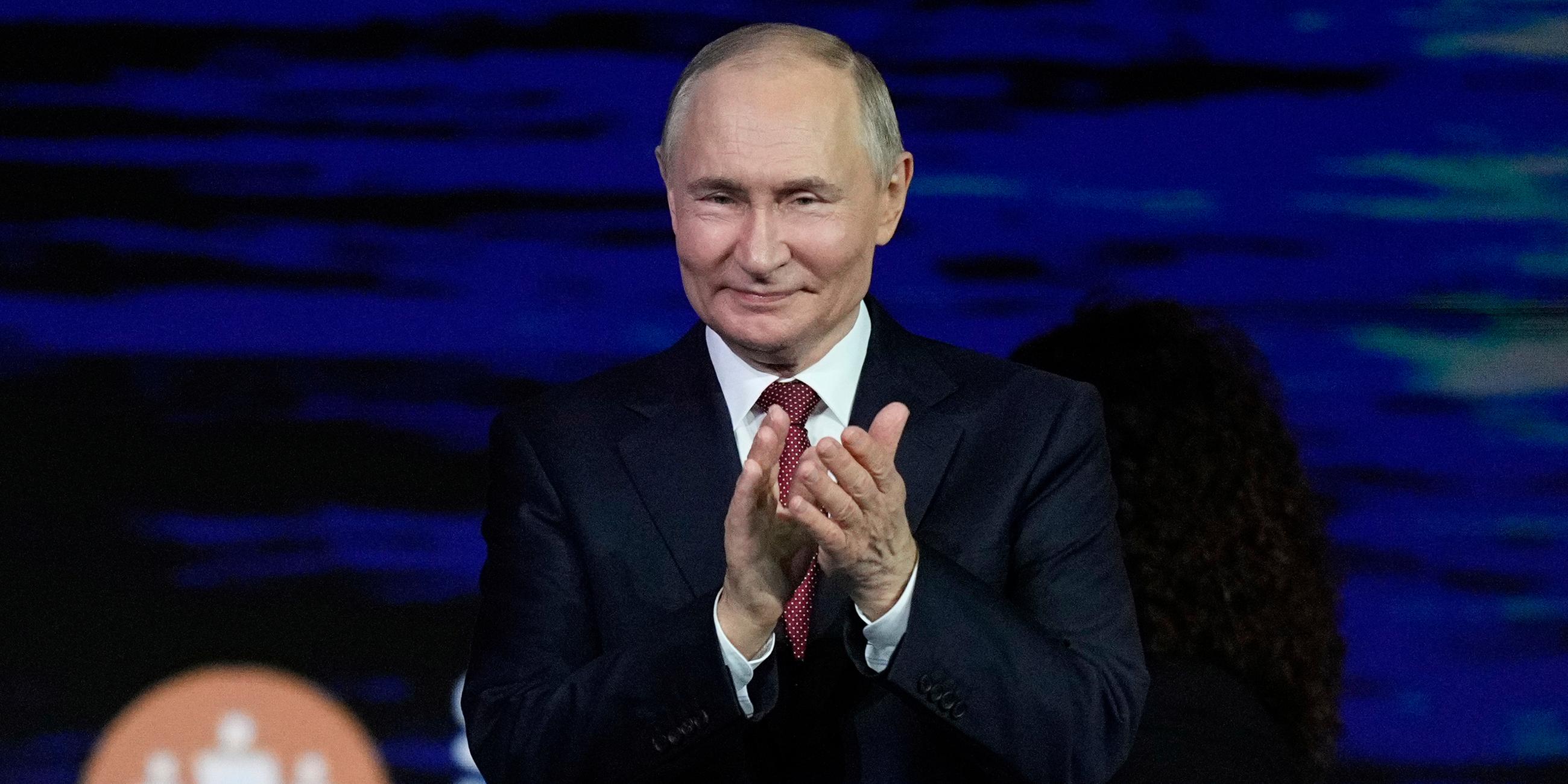 Der russische Präsident Wladimir Putin nimmt an einer Plenarsitzung des Internationalen Wirtschaftsforums teil.