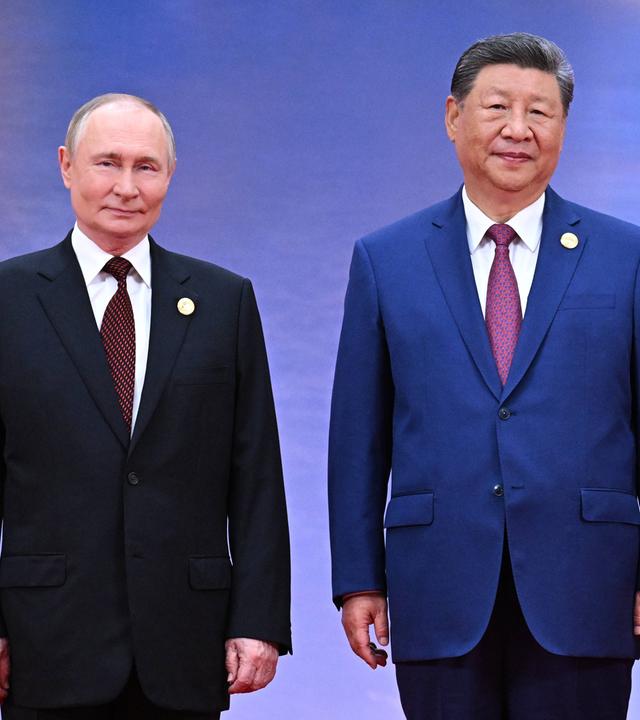 Der russische Präsident Wladimir Putin und der chinesische Präsident Xi Jinping posieren am 31.08.2025 für ein Foto während einer Zeremonie zur Begrüßung der Staatschefs der SCO (Shanghai Cooperation Organisation) in Tianjin, China.