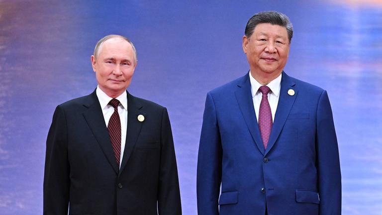 Der russische Präsident Wladimir Putin und der chinesische Präsident Xi Jinping posieren am 31.08.2025 für ein Foto während einer Zeremonie zur Begrüßung der Staatschefs der SCO (Shanghai Cooperation Organisation) in Tianjin, China.