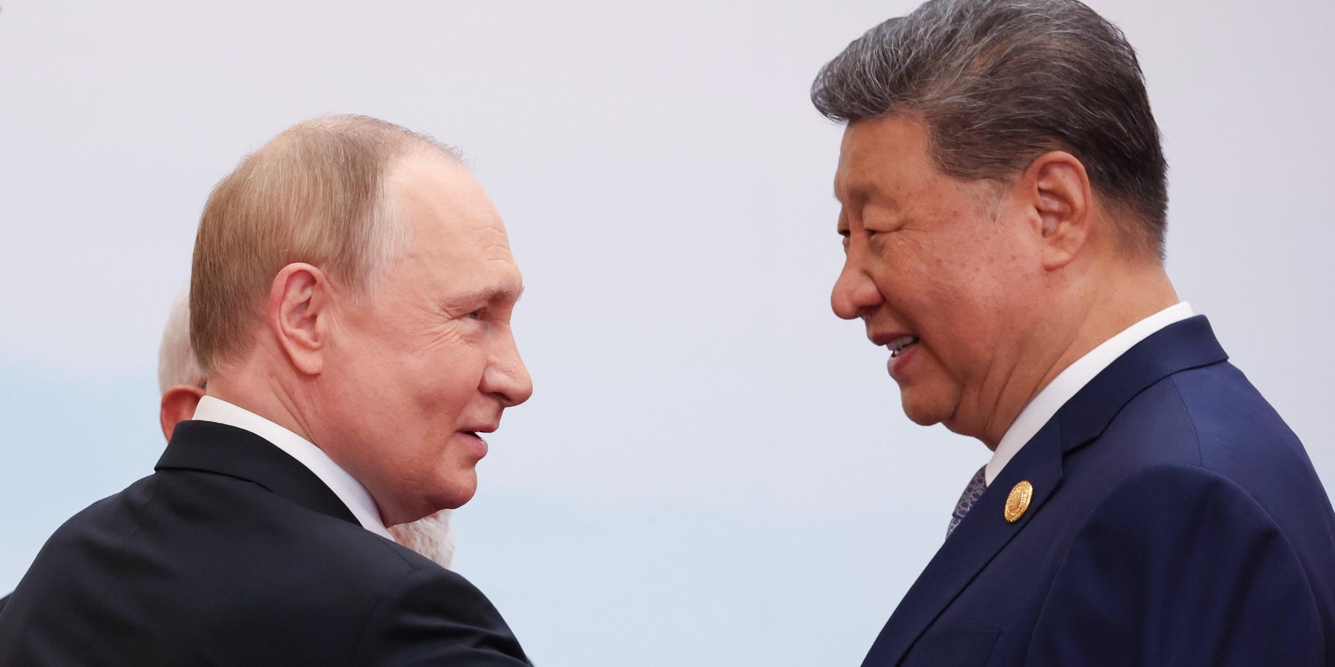 Der chinesische Präsident Xi Jinping (rechts) und der russische Präsident Wladimir Putin (links) nehmen am 1. September 2025 an einer offiziellen Begrüßungszeremonie auf dem Gipfeltreffen der Shanghai Cooperation Organization (SCO) in Tianjin, China, teil.