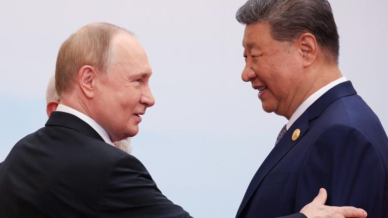 Der chinesische Präsident Xi Jinping (rechts) und der russische Präsident Wladimir Putin (links) nehmen am 1. September 2025 an einer offiziellen Begrüßungszeremonie auf dem Gipfeltreffen der Shanghai Cooperation Organization (SCO) in Tianjin, China, teil.