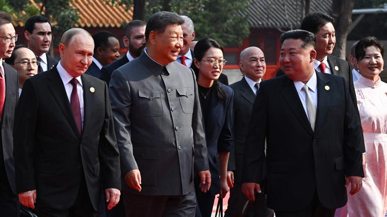 Russlands Präsident Wladimir Putin (L-R) mit Chinas Präsident Xi Jinping und Nordkoreas Machthaber Kim Jong Un vor einer Militärparade asm 03.09.3025