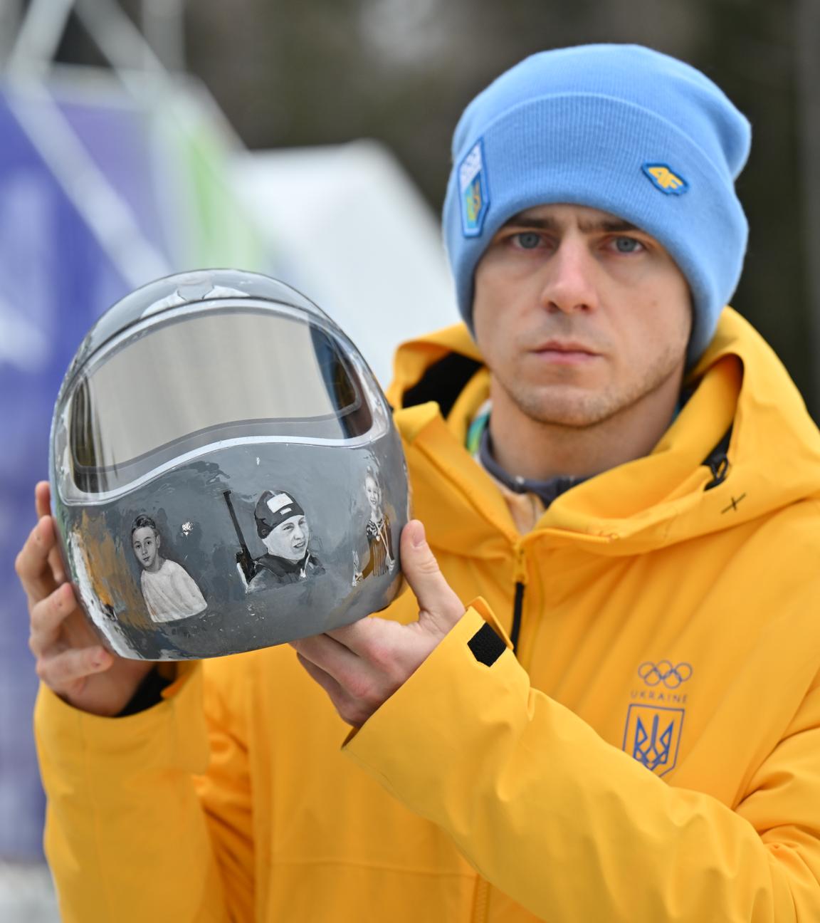 Wladislaw Heraskewytsch (Ukraine) zeigt seinen Helm am 12.02.2026 in  Cortina d'Ampezzo.