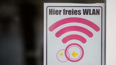 Ein Schild auf dem steht: "Kostenloses Wlan".