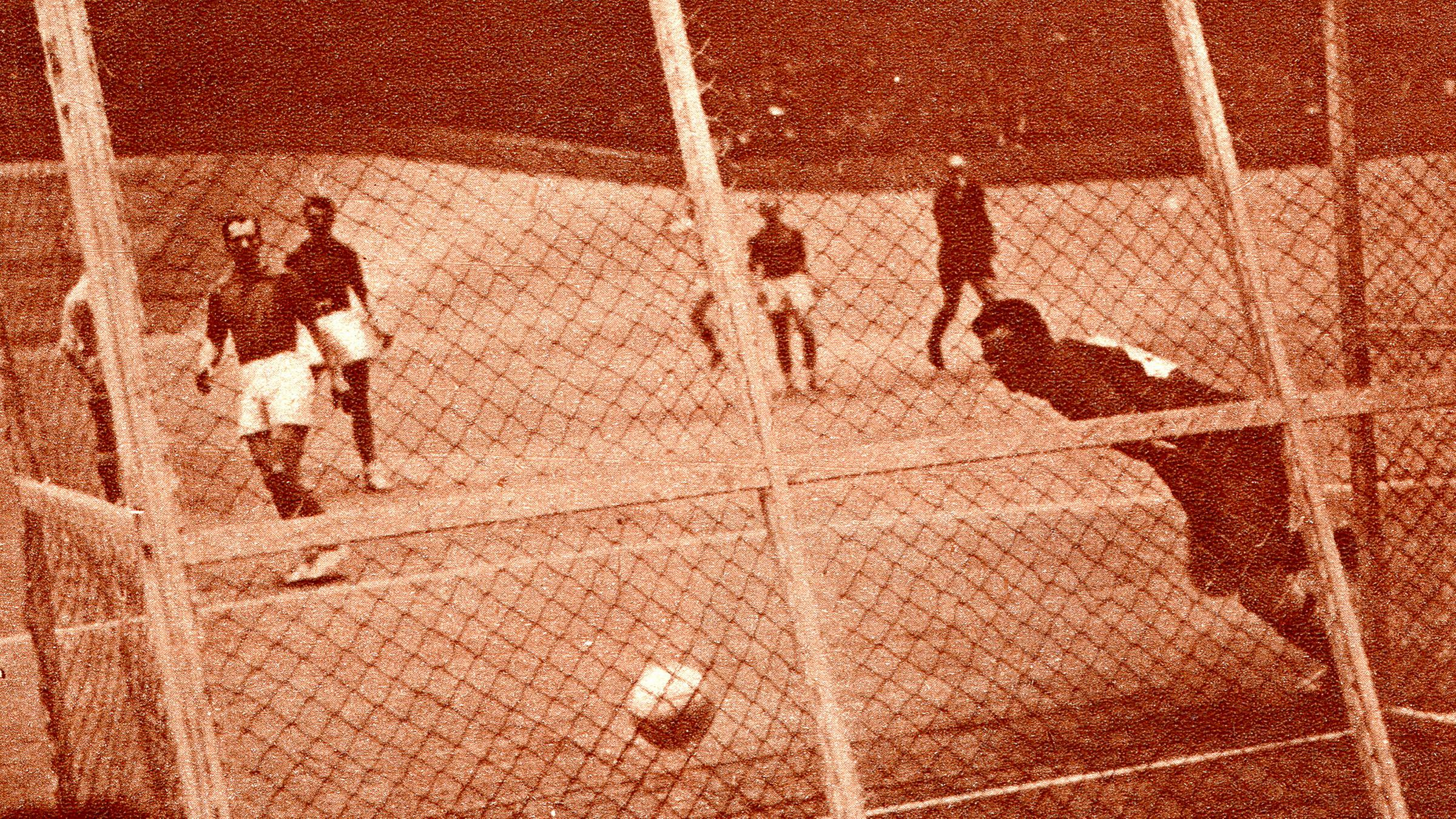 Die erste Hallenhandball-WM fand Anfang Februar 1938 in der Berliner Deutschlandhalle statt. In dem Turnier, in dem nur vier Nationen teilnahmen, siegte überraschend Deutschland.