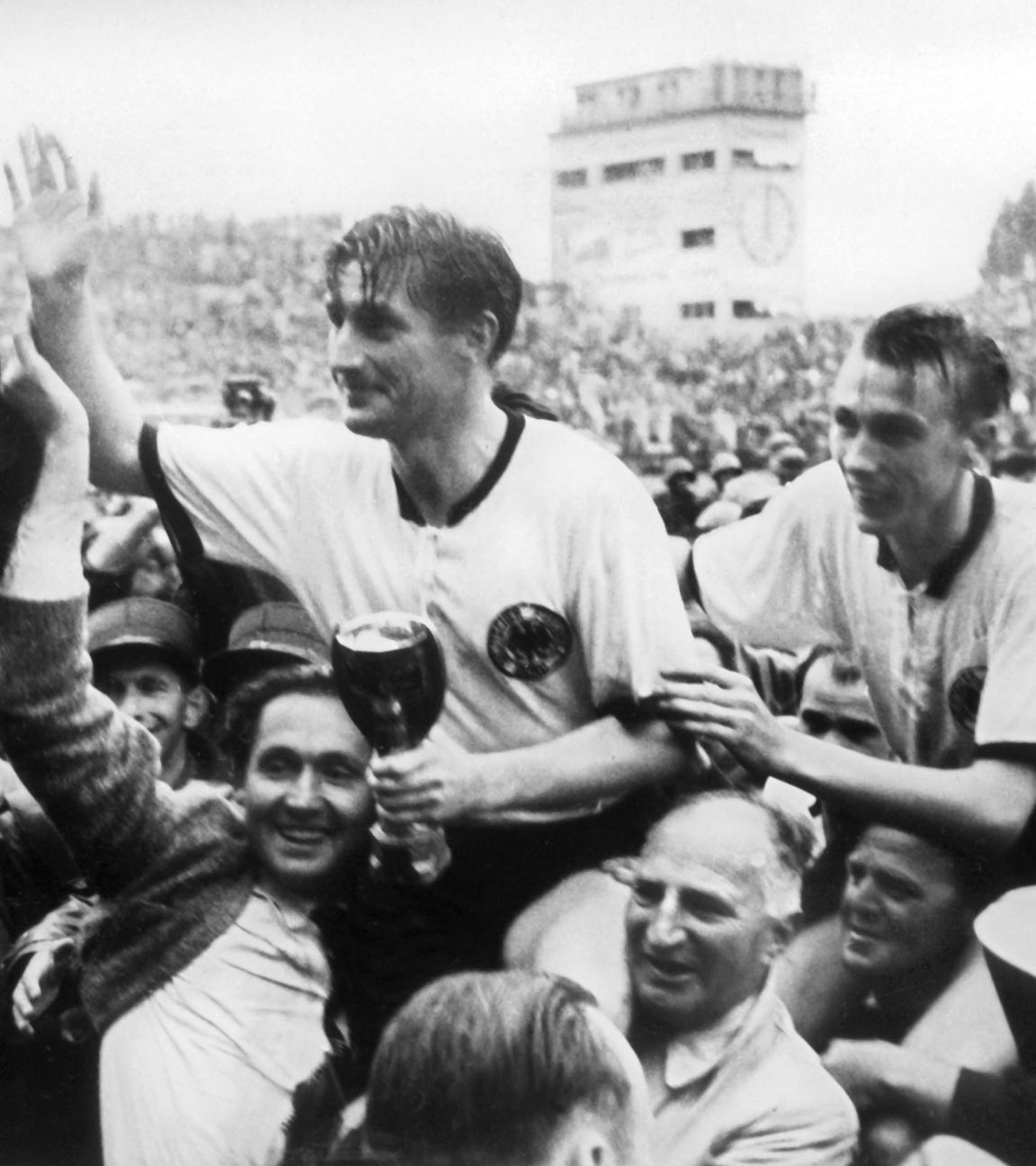 Die WM Helden von 1954 werden nach dem Finale von Fans auf den Schultern getragen