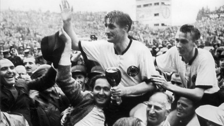 Die WM Helden von 1954 werden nach dem Finale von Fans auf den Schultern getragen