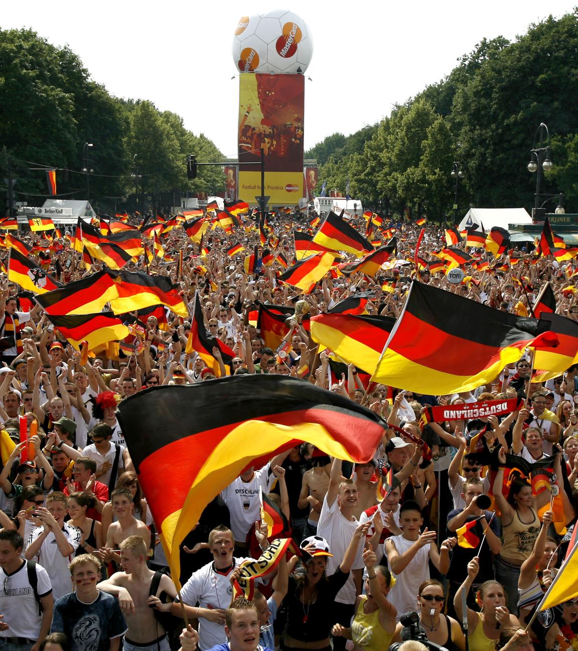 wm 2006 - jubelnde deutsche fussballfans auf der fanmeile in berlin 