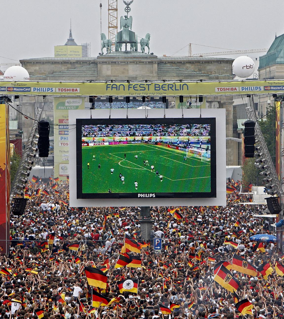 Tausende Zuschauer verfolgen auf der Fanmeile am Brandenburger Tor in Berlin das WM-Fußballspiel zwischen Deutschland und Argentinien 2006.