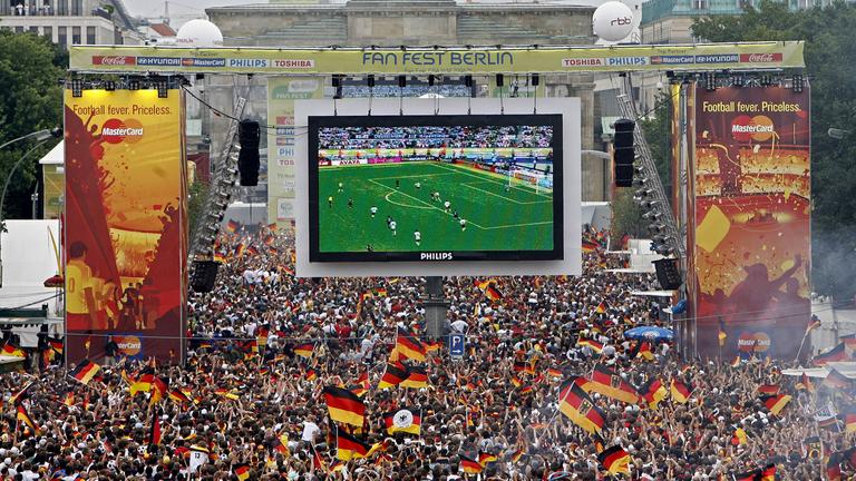 Tausende Zuschauer verfolgen auf der Fanmeile am Brandenburger Tor in Berlin das WM-Fußballspiel zwischen Deutschland und Argentinien 2006.