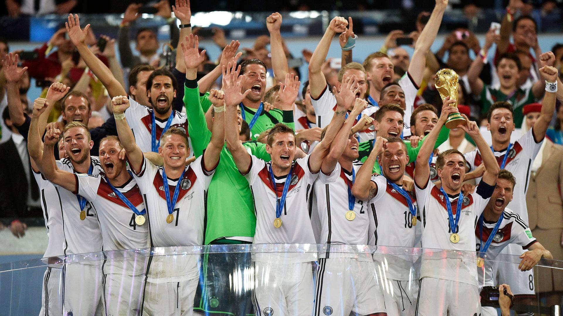 Die deutsche Mannschaft jubelt nach dem Finale 2014 mit dem WM-Pokal