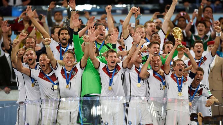 Die deutsche Mannschaft jubelt nach dem Finale 2014 mit dem WM-Pokal