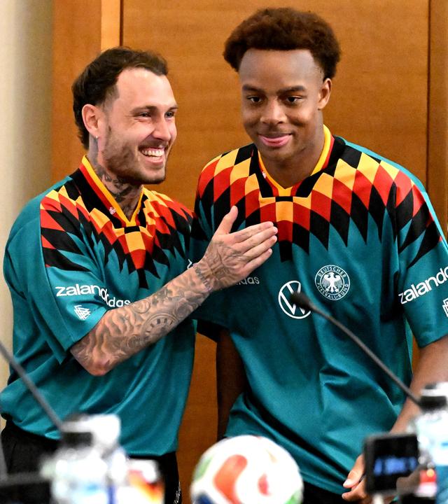 USA, Winston-Salem: Fußball: Nationalmannschaft, Deutschland, Pressekonferenz, vor dem ersten WM-Spiel gegen Curaçao, Assan Ouedraogo (r) und David Raum nehmen an einer PK teil.