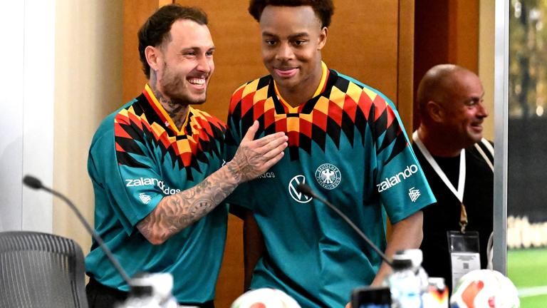 USA, Winston-Salem: Fußball: Nationalmannschaft, Deutschland, Pressekonferenz, vor dem ersten WM-Spiel gegen Curaçao, Assan Ouedraogo (r) und David Raum nehmen an einer PK teil.