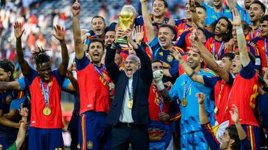 Trainer Luis de la Fuente mit Pokal 