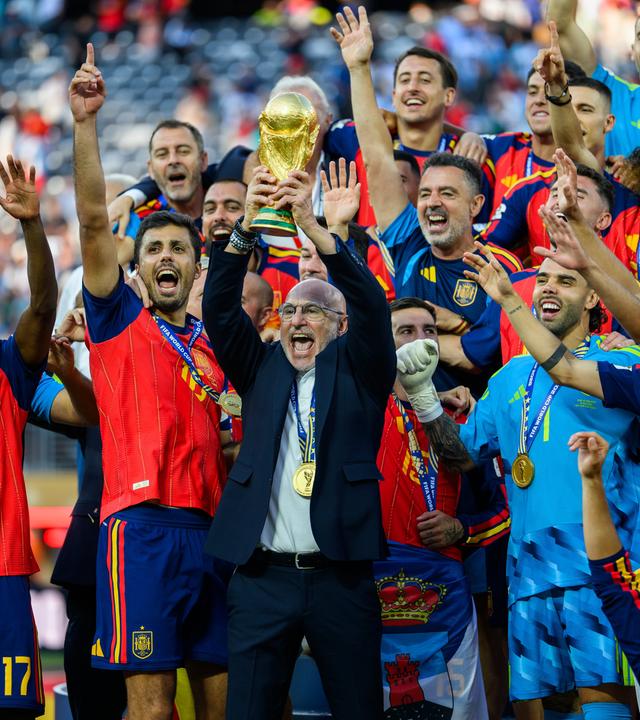 Trainer Luis de la Fuente mit Pokal 