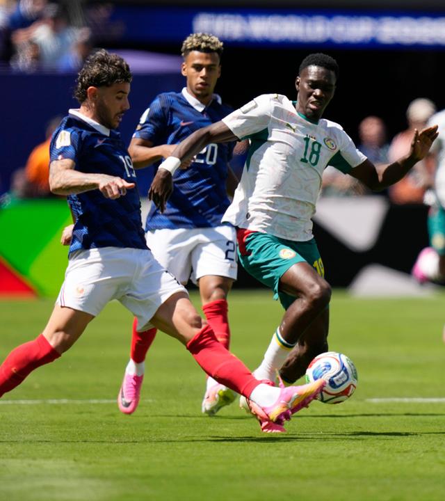 Frankreichs Theo Hernandez (l) und Senegals Ismaila Sarr kämpfen um den Ball am 16.06.2026 in East Rutherford.