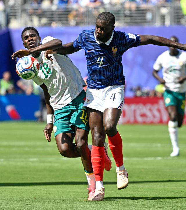 v.l. Ismaila Sarr, Dayot Upamecano (Frankreich) am 16.06.2026 in East Rutherford.