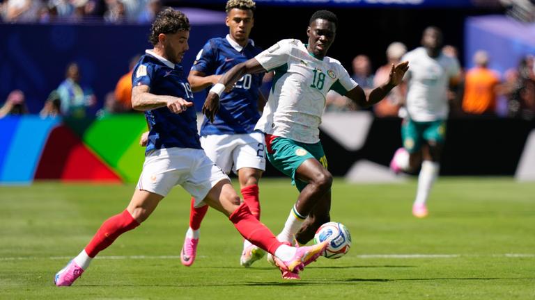 Frankreichs Theo Hernandez (l) und Senegals Ismaila Sarr kämpfen um den Ball am 16.06.2026 in East Rutherford.
