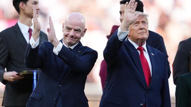 FIFA-Präsident Gianni Infantino (l) und Präsident Donald Trump (r) winken bei der Siegerehrung von der Bühne aus.