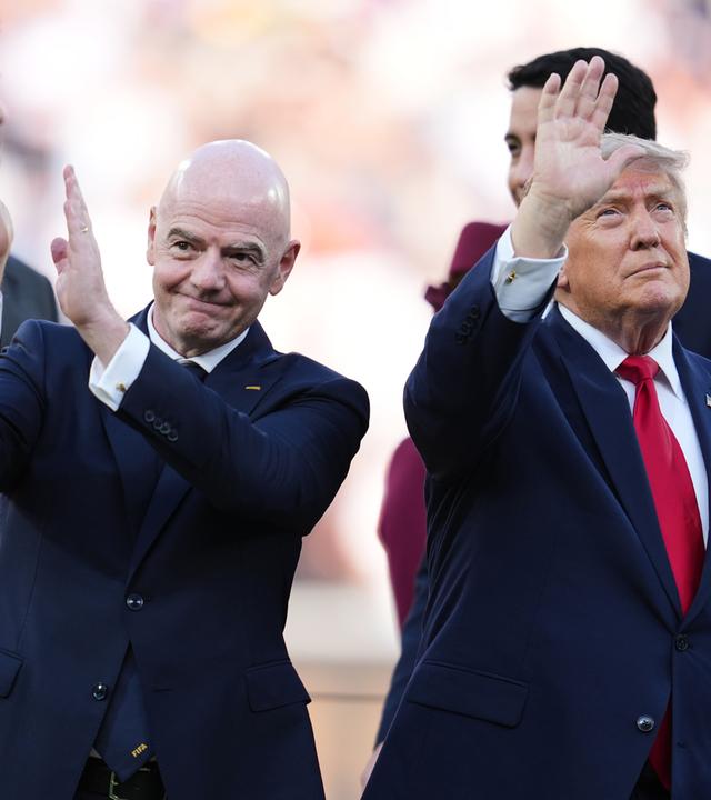 FIFA-Präsident Gianni Infantino (l) und Präsident Donald Trump (r) winken bei der Siegerehrung von der Bühne aus.