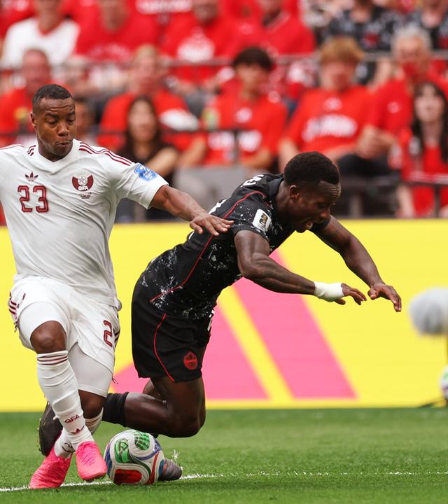 Assim Madibo (23) aus Katar kämpft im WM-Gruppenspiel der Gruppe B zwischen Kanada und Katar am  18. 6. 2026, in Vancouver (British Columbia) mit dem Kanadier Cyle Larin (9) um den Ball. 