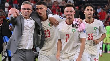 Der marokkanische Cheftrainer Mohamed Ouahbi feiert mit seinen Spielern – Mittelfeldspieler Bilal El Khannouss (Nr. 23), Stürmer Chemsdine Talbi (Nr. 7) und Verteidiger Anass Salah-Eddine (Nr. 26) – nach dem gewonnenen Elfmeterschießen im Spiel der Runde der letzten 32 der Fußball-Weltmeisterschaft 2026 zwischen den Niederlanden und Marokko im Monterrey-Stadion in Guadalupe am 29. 6. 2026.
