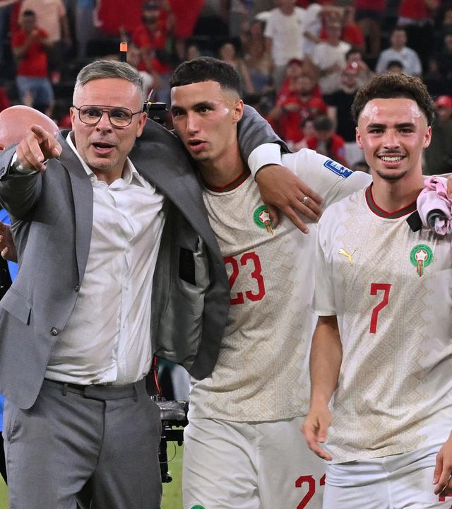 Der marokkanische Cheftrainer Mohamed Ouahbi feiert mit seinen Spielern – Mittelfeldspieler Bilal El Khannouss (Nr. 23), Stürmer Chemsdine Talbi (Nr. 7) und Verteidiger Anass Salah-Eddine (Nr. 26) – nach dem gewonnenen Elfmeterschießen im Spiel der Runde der letzten 32 der Fußball-Weltmeisterschaft 2026 zwischen den Niederlanden und Marokko im Monterrey-Stadion in Guadalupe am 29. 6. 2026.