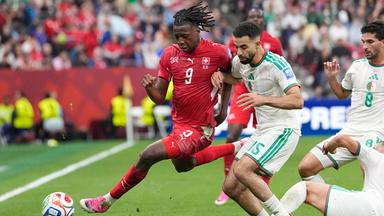 Der Schweizer Johan Manzambi (l) und der Algerier Rayan Aït-Nouri kämpfen um den Ball.
