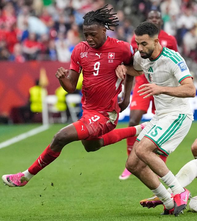  Der Schweizer Johan Manzambi (l) und der Algerier Rayan Aït-Nouri kämpfen um den Ball.