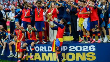 Weltmeister 2026, Spanien, Ferran Torres jubelt mit Pokal