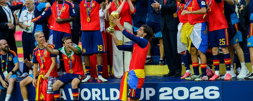 Weltmeister 2026, Spanien, Ferran Torres jubelt mit Pokal