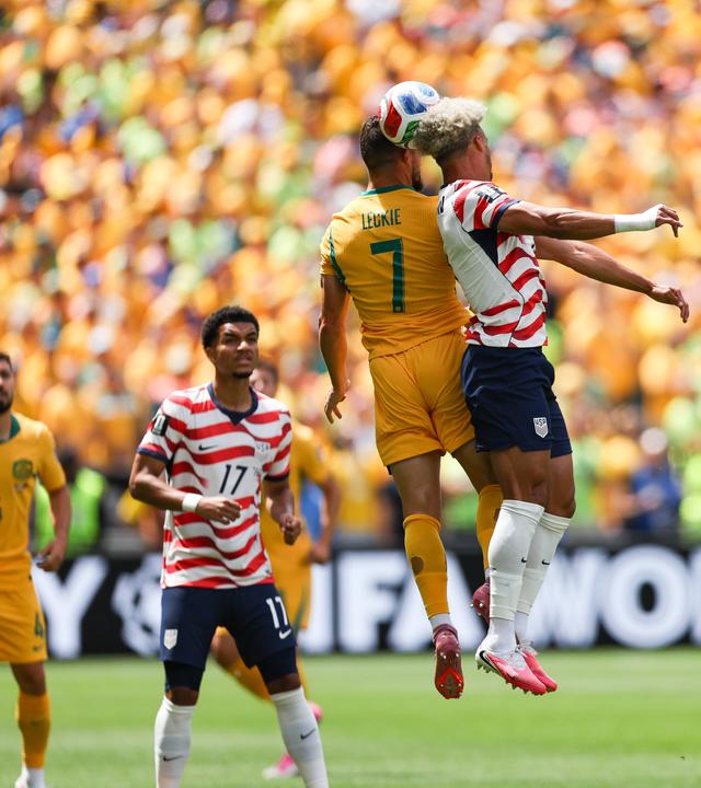 Robinson (USA) und Leckie (Australien) im Kopfballduell.