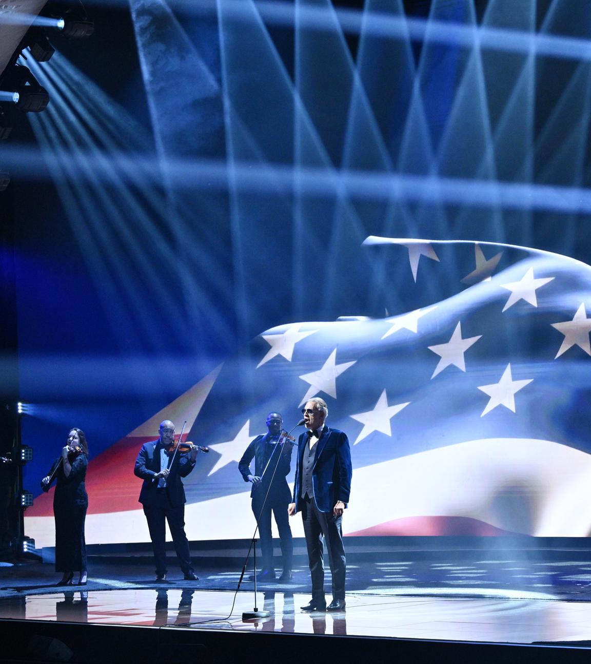 Andrea Bocelli tritt bei der Auslosung zur WM 2026 in Washington auf. 
