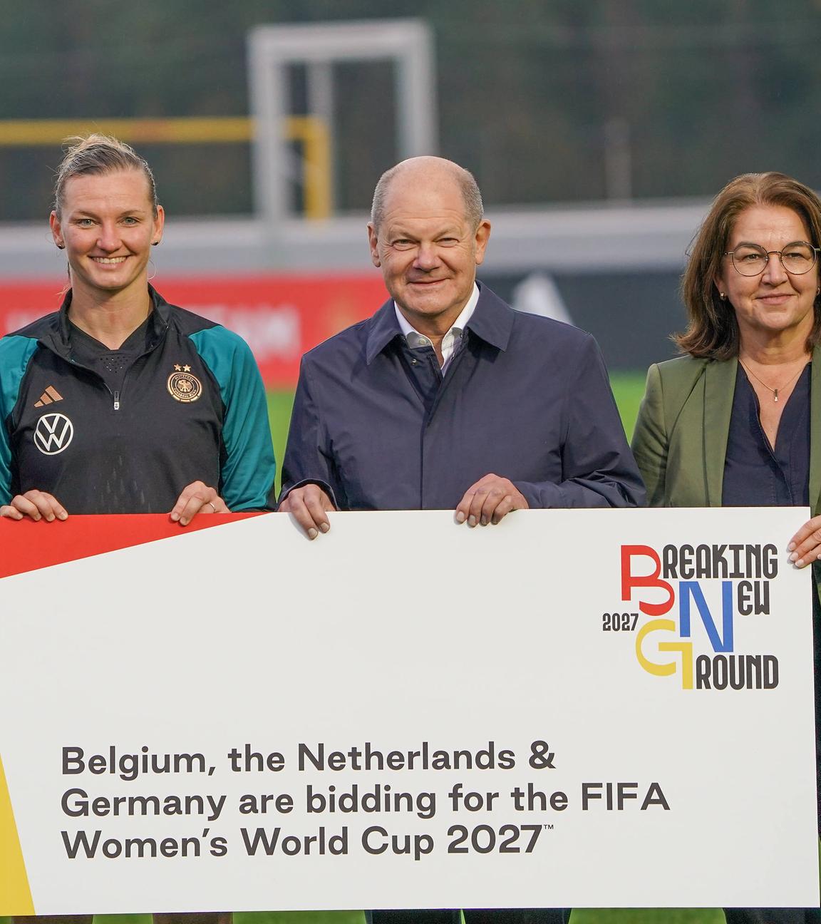 Bundeskanzler Olaf Scholz (Zweiter von rechts)besucht das Training der Frauennationalmannschaft und macht Werbung für die gemeinsame Ausrichtung der WM 2027 mit Belgien und den Niederlanden. Mit im DFB-Präsident Bernd Neuendorf, Kapitän Alexandra Popp und DFB-Vizepräsidentin Heike Ulrich (von links)