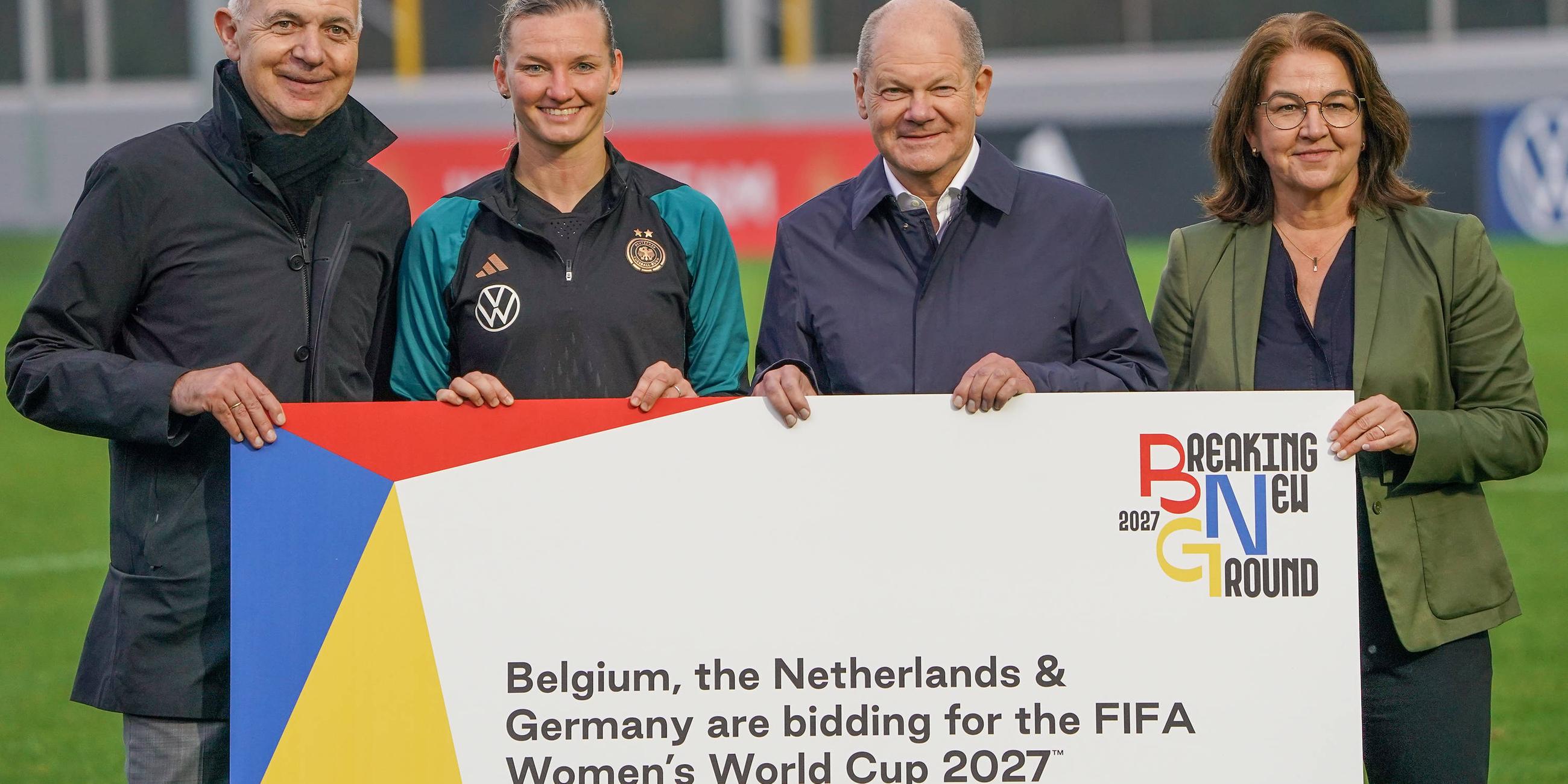 Bundeskanzler Olaf Scholz (Zweiter von rechts)besucht das Training der Frauennationalmannschaft und macht Werbung für die gemeinsame Ausrichtung der WM 2027 mit Belgien und den Niederlanden. Mit im DFB-Präsident Bernd Neuendorf, Kapitän Alexandra Popp und DFB-Vizepräsidentin Heike Ulrich (von links)