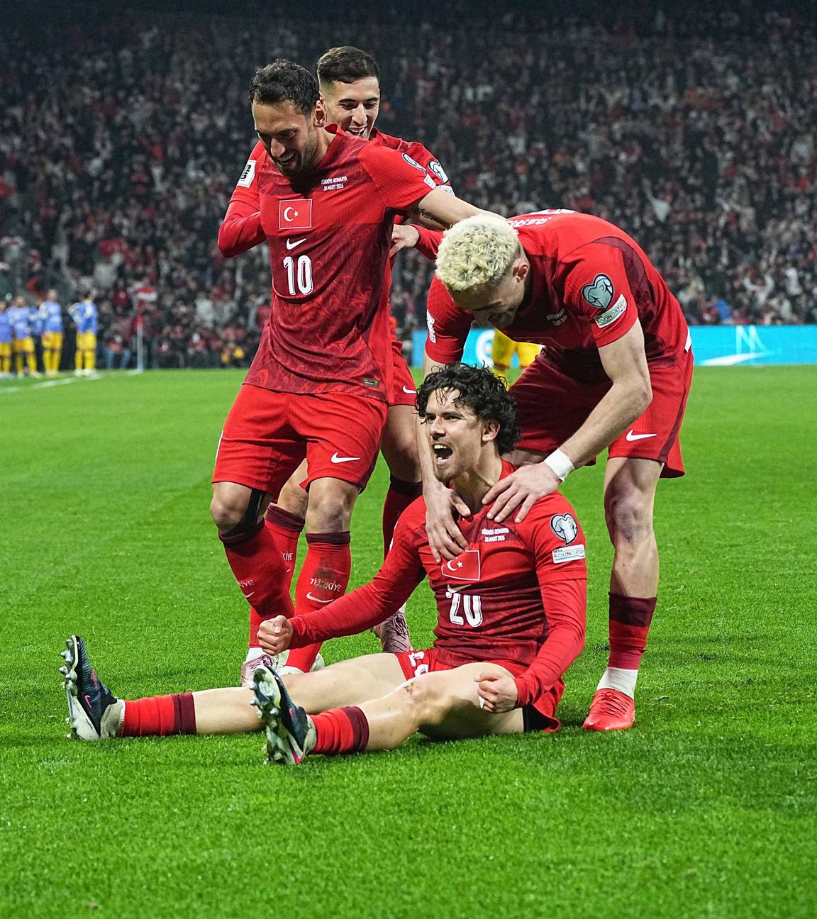 Ferdi Kadioglu mit anderen Mitspielern am 26.03.26