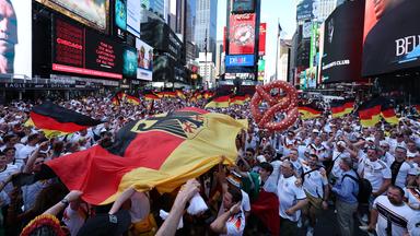 Deutsche Fans feiern am New York Times Square vor dem letzten Gruppenspiel gegen Ecuador.