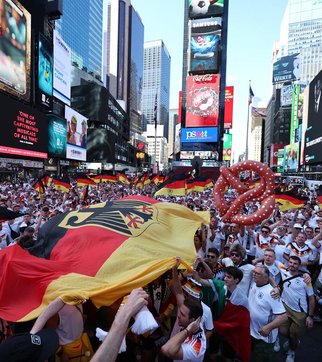 Deutsche Fans feiern am New York Times Square vor dem letzten Gruppenspiel gegen Ecuador.